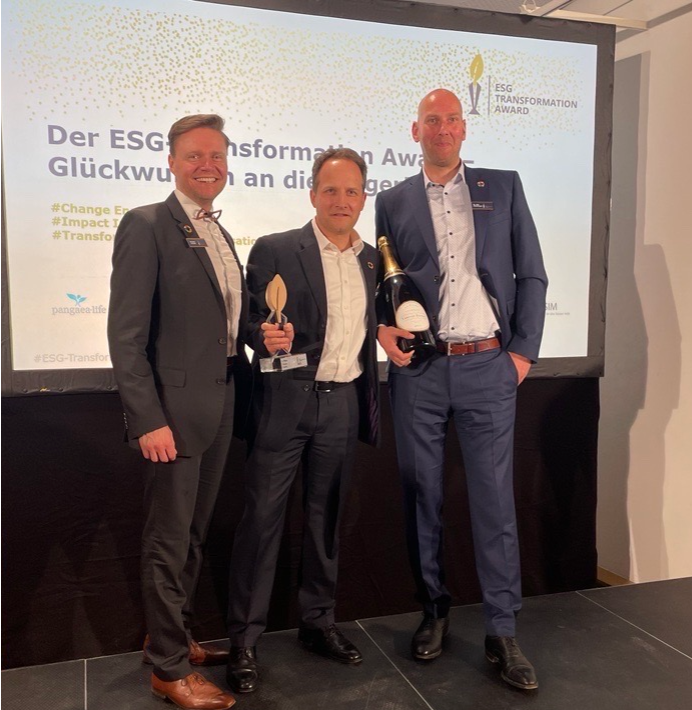 v.l.n.r.: Hendrik Cornehl und Björn Jüngerkes (Dr. Klein Wowi), Dr. York Ostermeyer (ChillServices)